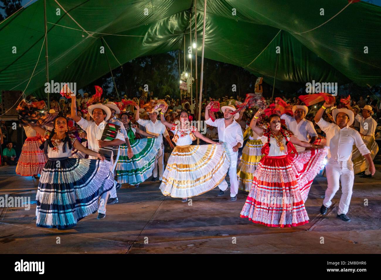 Des danseurs de Santiago Pinotepa Nacional dansent la Chilena au Guelaguetza à San Antonino Castillo Velasco, Oaxaca, Mexique. Banque D'Images