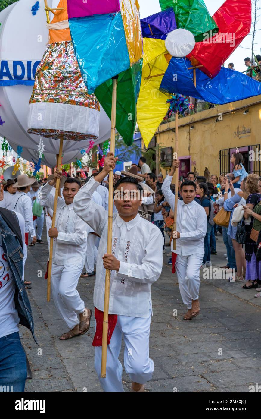 Chinas Oaxaquenas danseurs de farolero masculins dans un défilé avec des lanternes stylisées au festival Guelaguetza à Oaxaca, Mexique. Banque D'Images