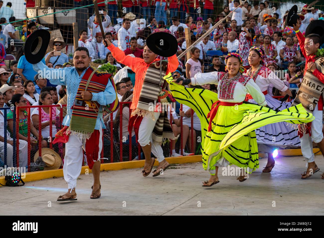 Des danseurs d'Ejutla de Crespo dansent le traditionnel Jarabe Ejuteco au Guelaguetza à San Antonino Castillo Velasco, Oaxaca, Mexique. Le jarabe est Banque D'Images