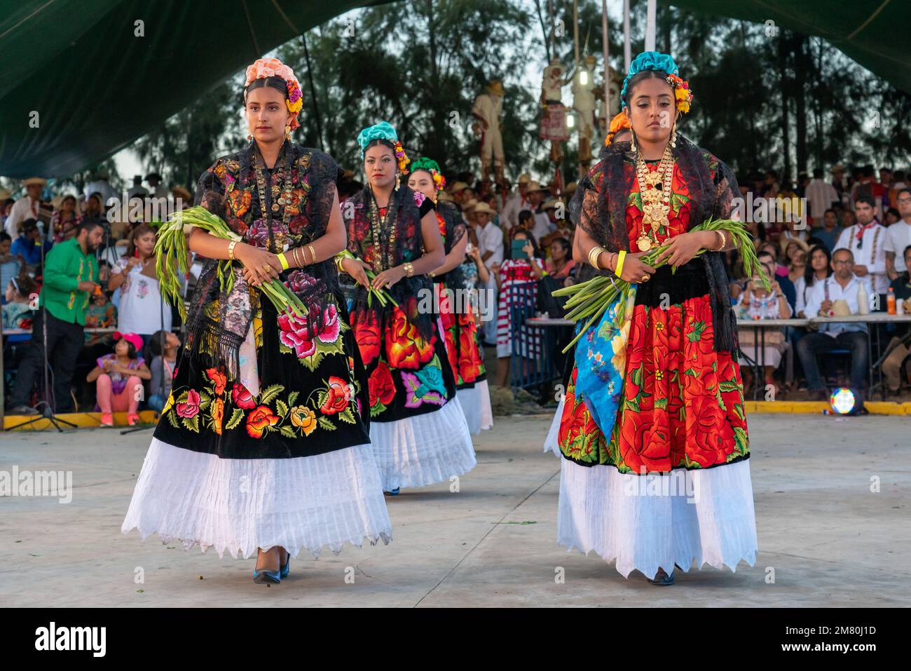 Des danseurs de Juchitan de Saragosse effectuent une danse traditionnelle au Guelaguetza à San Antonino Castillo Velasco, Oaxaca, Mexique. Leurs costumes sont Banque D'Images