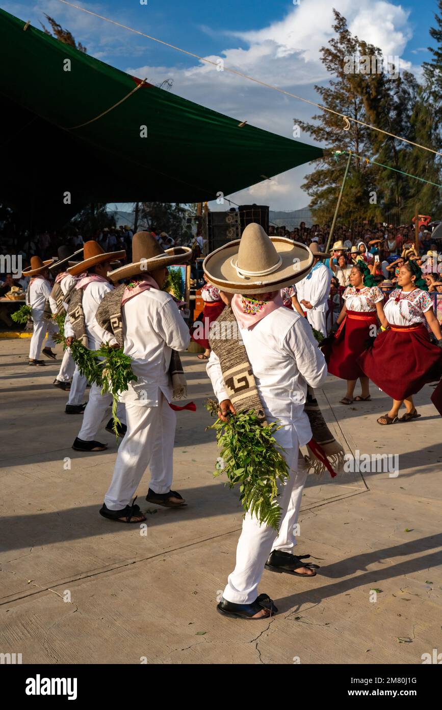Des danseurs de San Antonino effectuent une danse traditionnelle au Guelaguetza à San Antonino Castillo Velasco, Oaxaca, Mexique. Banque D'Images