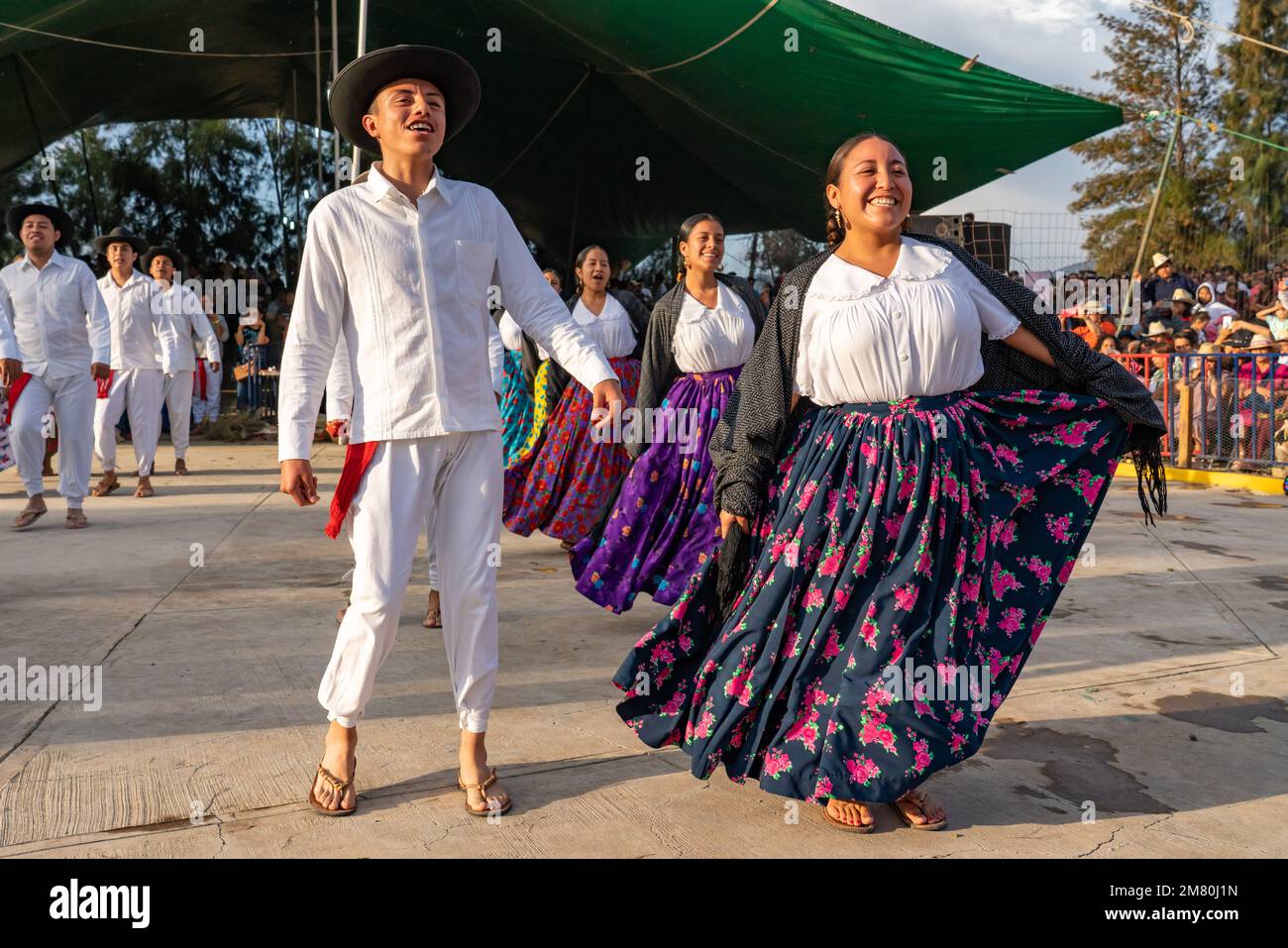 Des danseurs de Miahuatlan dansent le jarabe traditionnel au Guelaguetza à San Antonino Castillo Velasco, Oaxaca, Mexique. Le jarabe est une répre de danse Banque D'Images