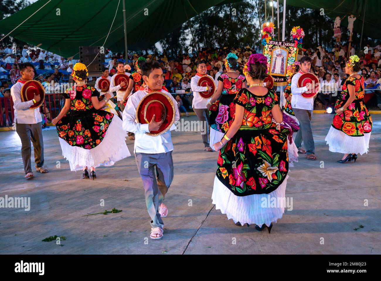 Des danseurs de Juchitan de Saragosse effectuent une danse traditionnelle au Guelaguetza à San Antonino Castillo Velasco, Oaxaca, Mexique. Leurs costumes sont Banque D'Images