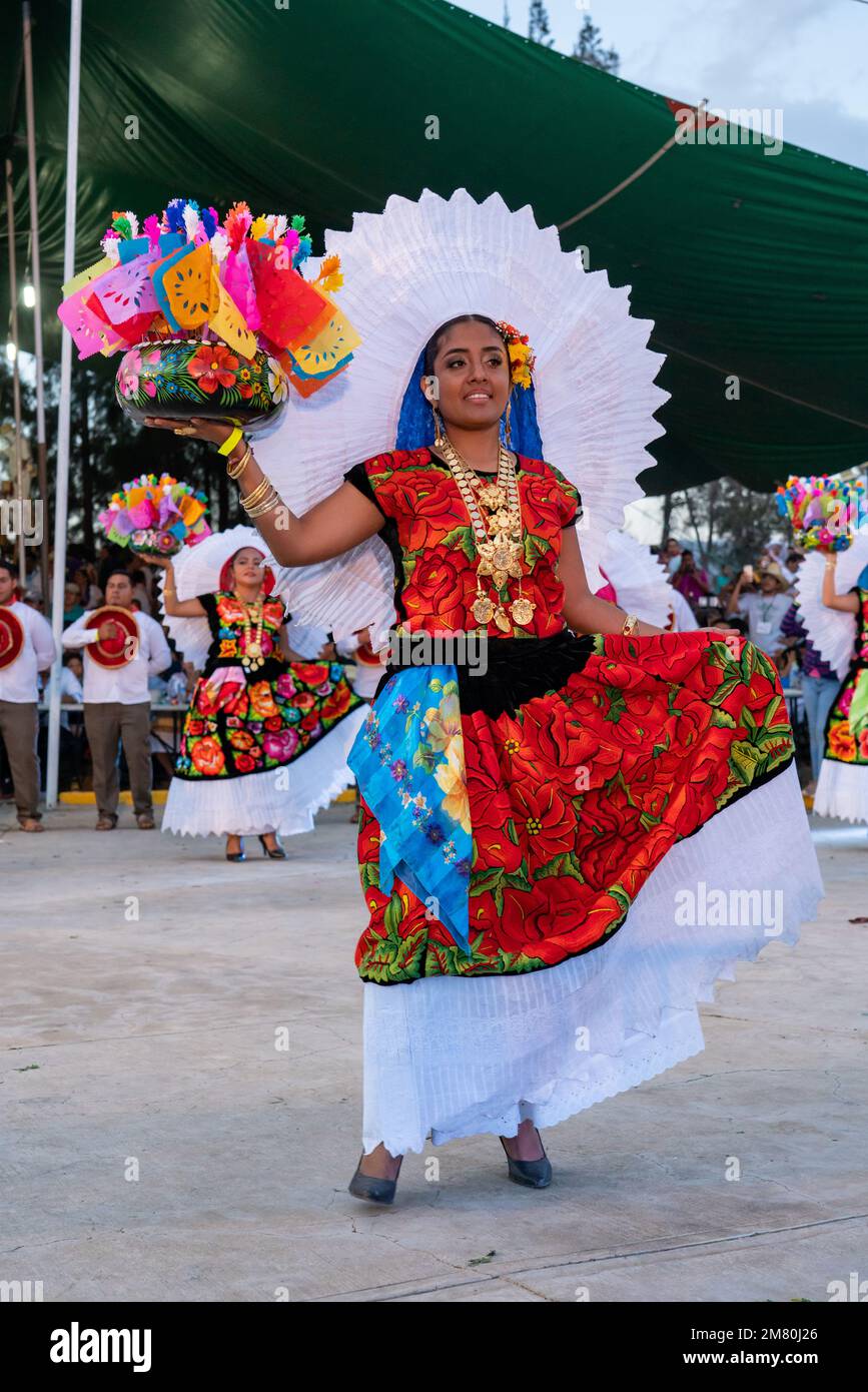 Des danseurs de Juchitan de Saragosse effectuent une danse traditionnelle au Guelaguetza à San Antonino Castillo Velasco, Oaxaca, Mexique. Leurs costumes sont Banque D'Images