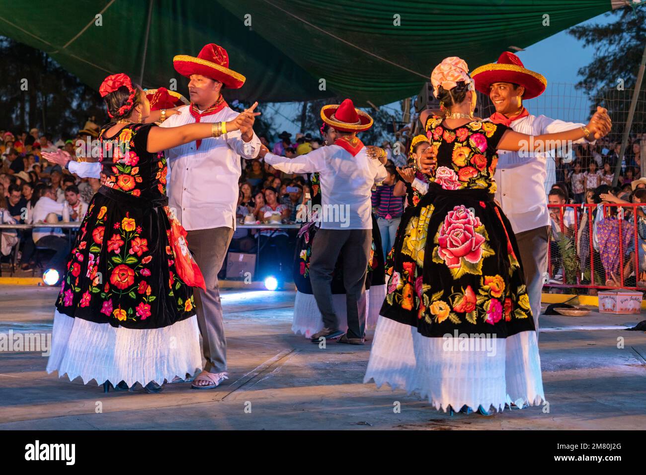 Des danseurs de Juchitan de Saragosse effectuent une danse traditionnelle au Guelaguetza à San Antonino Castillo Velasco, Oaxaca, Mexique. Leurs costumes sont Banque D'Images