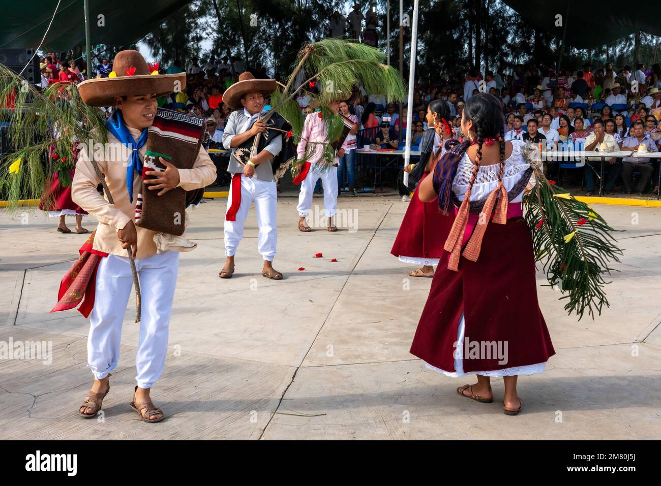 Des danseurs de Zaachila dansent le jarabe traditionnel au Guelaguetza à San Antonino Castillo Velasco, Oaxaca, Mexique. Le jarabe est un réprime de danse Banque D'Images