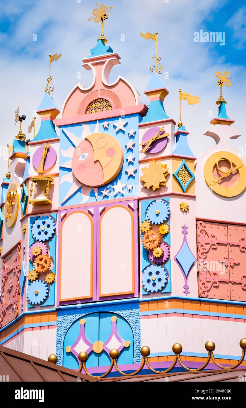 Une tour d'horloge colorée dans le parc à thème de Disneyland à Paris, France Banque D'Images