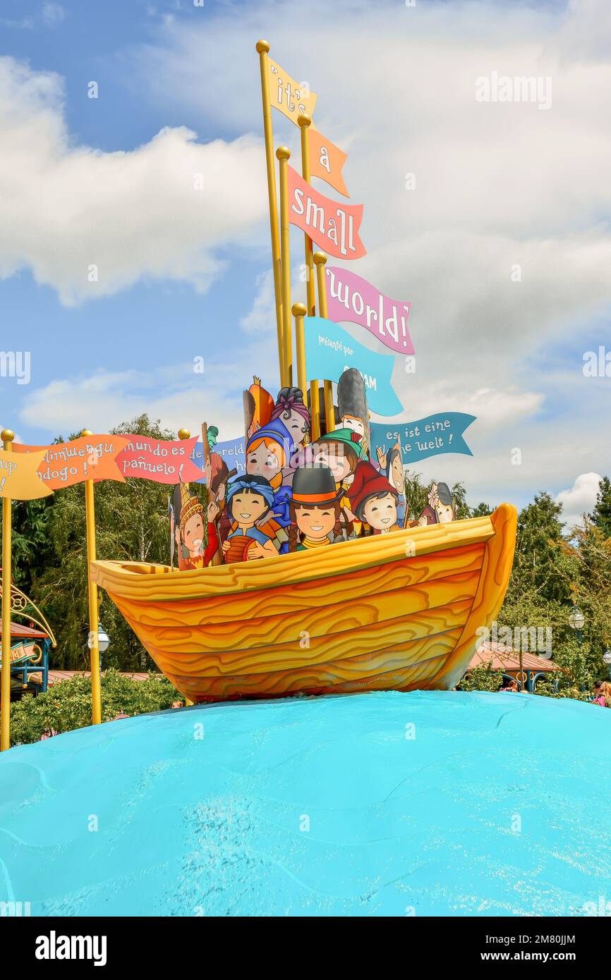 Un bateau en bois avec des panneaux à Disneyland à Paris, France Banque D'Images