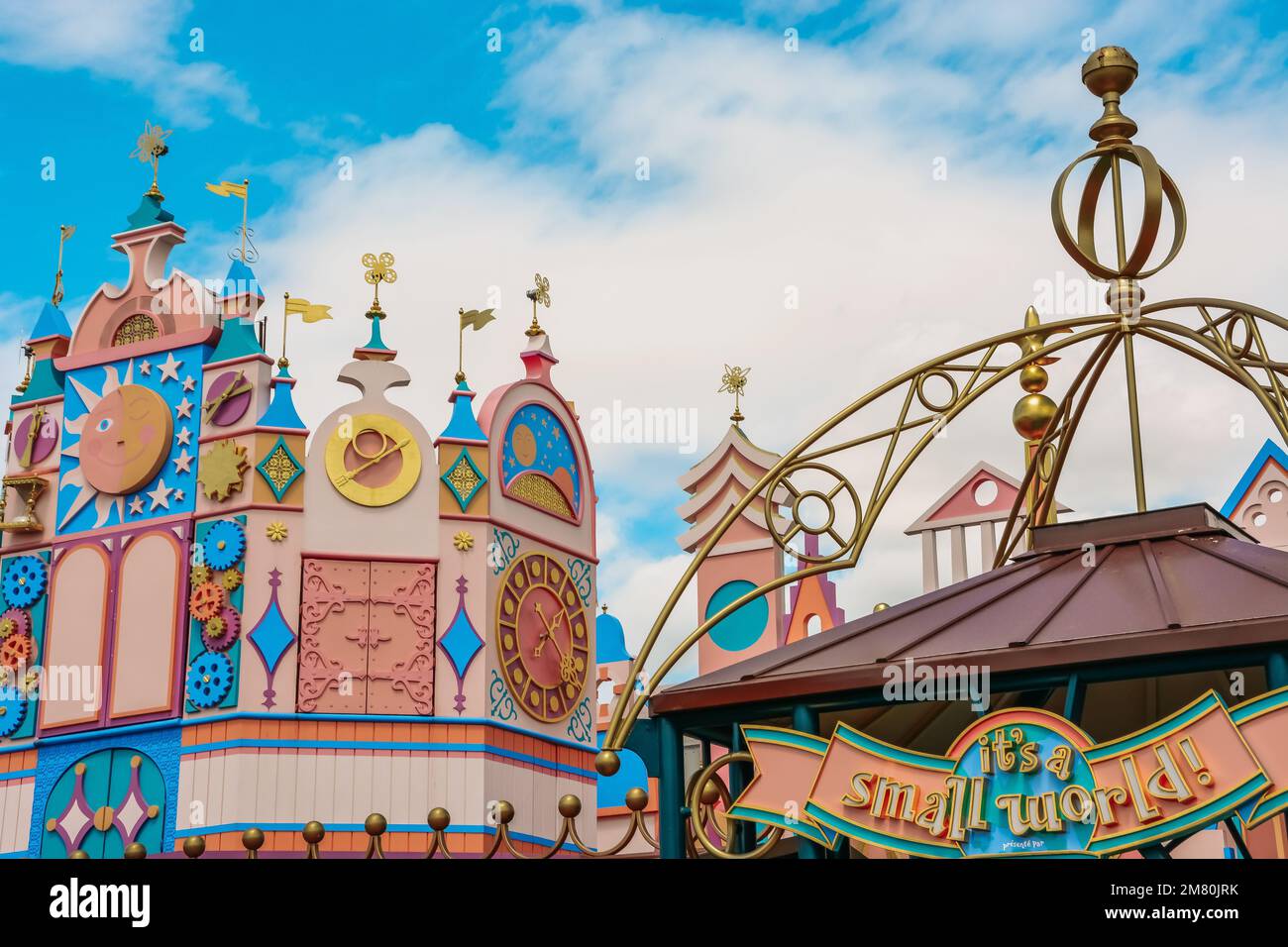 Une tour d'horloge colorée dans le parc à thème de Disneyland à Paris, France Banque D'Images