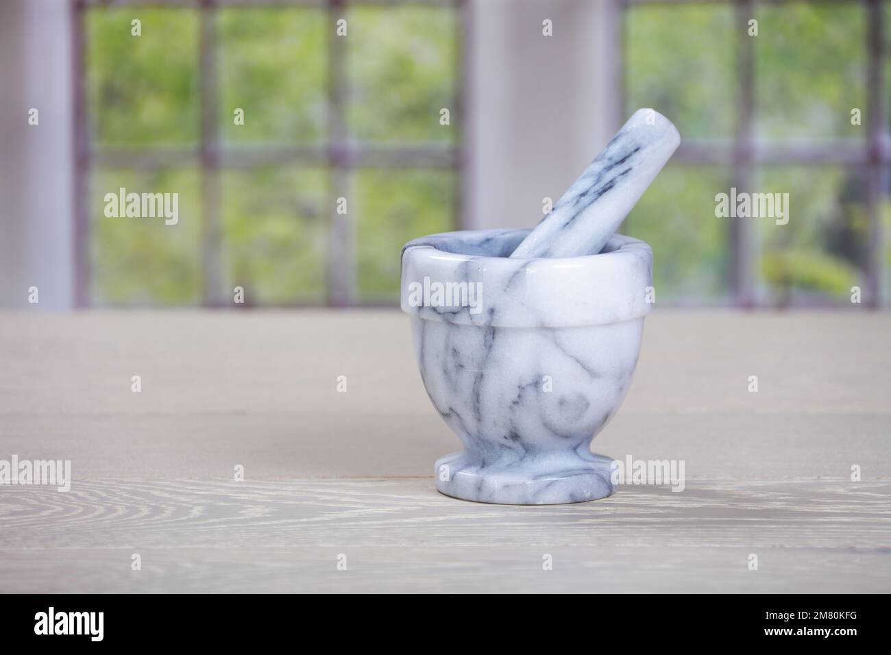 Mortier et pilon sur une surface de cuisine en bois Banque D'Images