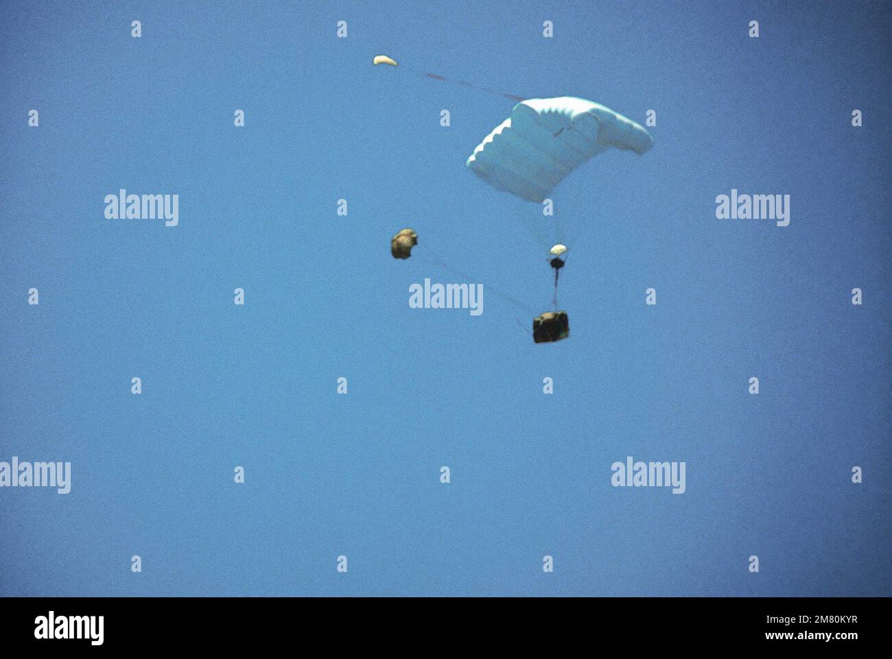 Un parachute à télécommande est utilisé pour guider une palette de marchandises vers la zone de chute lors d'une chute de point d'alimentation. Base: Pope Air Force base Etat: Caroline du Nord (NC) pays: Etats-Unis d'Amérique (USA) Banque D'Images