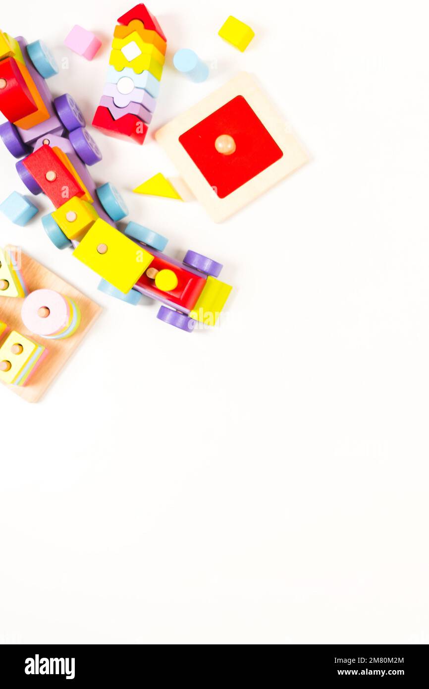 Arrière-plan de jouet de bébé enfant. Jouets éducatifs, sensoriels, de tri et d'empilage en bois sur fond blanc. Jouets Montessori. Vue de dessus, plan d'agencement Banque D'Images