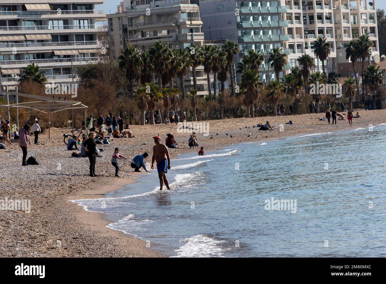 Athènes, Grèce. 6th janvier 2023. Les gens passent du temps sur une plage de Faliro, une banlieue sud d'Athènes, en Grèce, le 6 janvier 2023. La Grèce a connu des températures anormalement chaudes cet hiver, ce qui a poussé les gens à se rendre à la plage plutôt qu'aux stations de ski. Cependant, le temps doux laisse les scientifiques inquiets. Crédit: Marios Lolos/Xinhua/Alamy Live News Banque D'Images