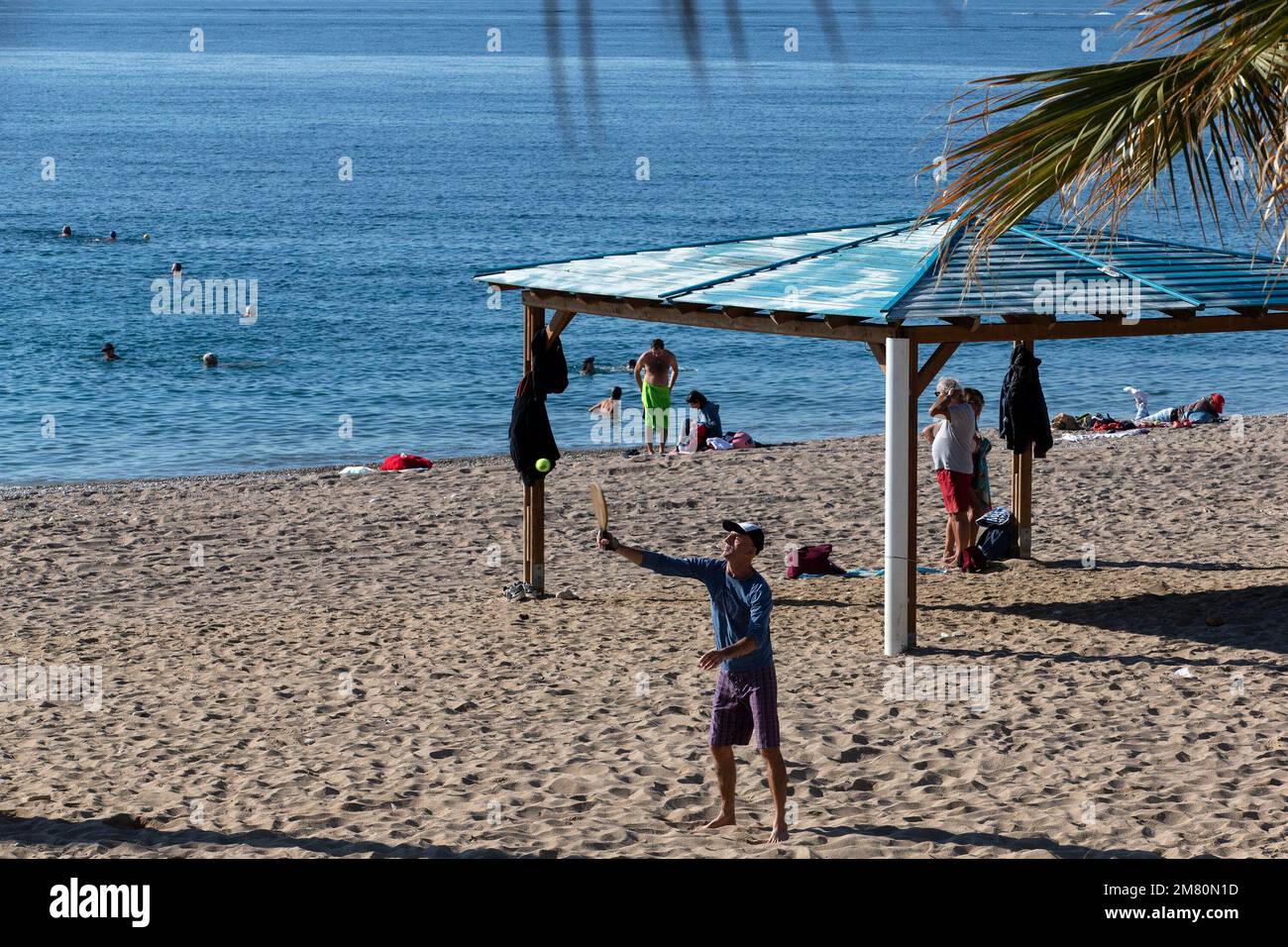 Athènes, Grèce. 6th janvier 2023. Les gens passent du temps sur une plage de Faliro, une banlieue sud d'Athènes, en Grèce, le 6 janvier 2023. La Grèce a connu des températures anormalement chaudes cet hiver, ce qui a poussé les gens à se rendre à la plage plutôt qu'aux stations de ski. Cependant, le temps doux laisse les scientifiques inquiets. Crédit: Marios Lolos/Xinhua/Alamy Live News Banque D'Images