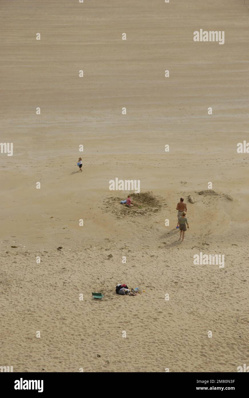 peu de personnes sur une grande plage de sable, Banque D'Images