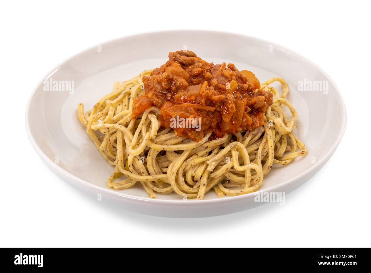 Tajarin piémontais, tagliolini italien (nouilles) à base de pâtes à la farine, d'œufs et de truffes nappés d'une assiette blanche de sauce tomate et de viande, isolés Banque D'Images