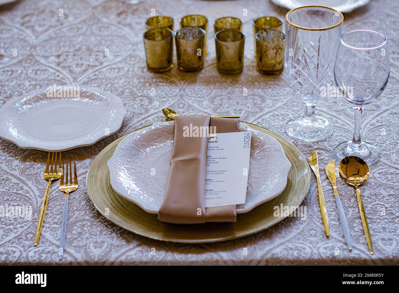 Kenyan images de mariage photos mise en place Rigs Accessoires Détails nourriture robe de mariée robes couple mariée anneaux chaussures à l'extérieur à l'intérieur sauvage bushepic Banque D'Images