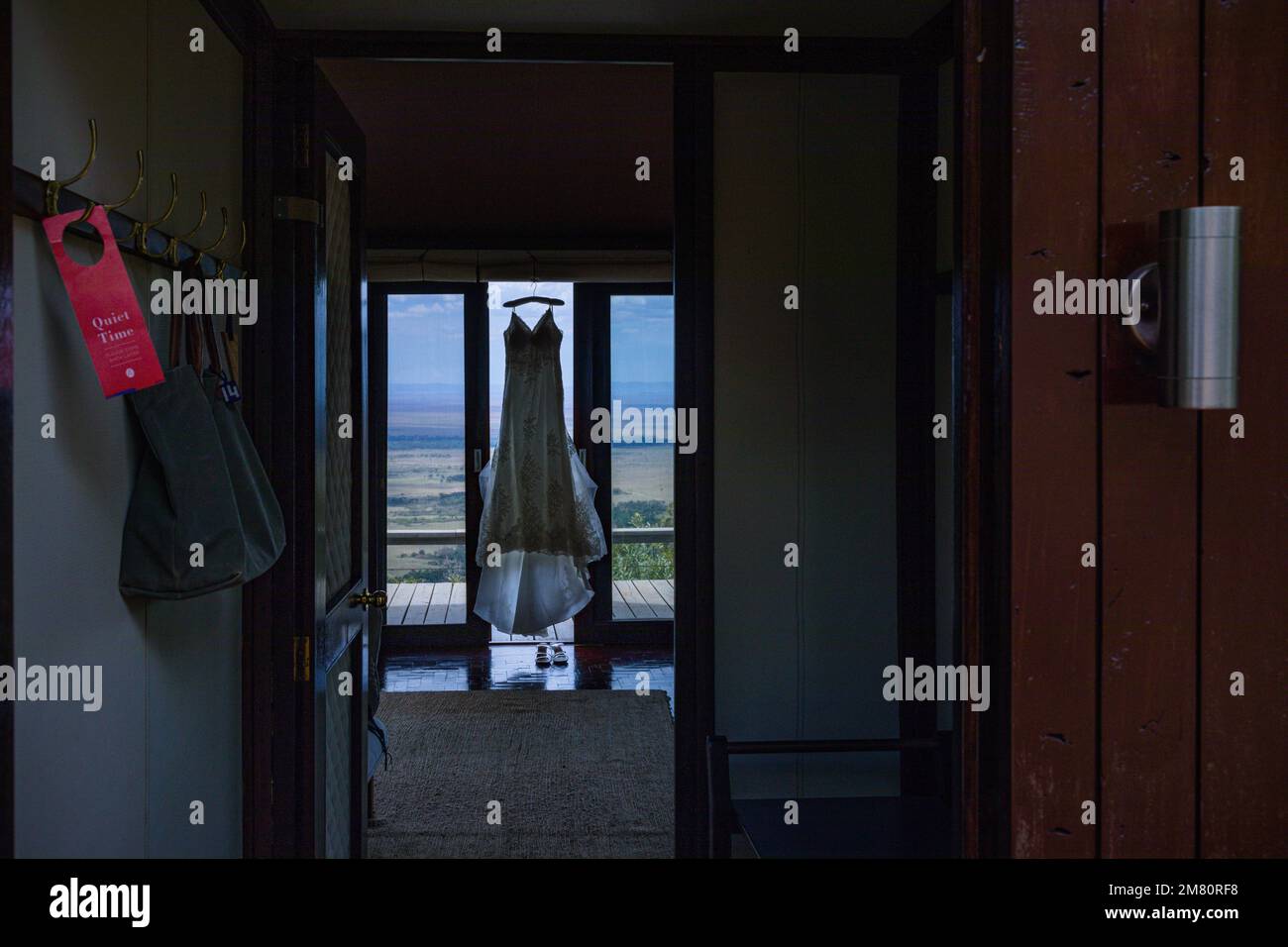 Kenyan images de mariage photos mise en place Rigs Accessoires Détails nourriture robe de mariée robes couple mariée anneaux chaussures à l'extérieur à l'intérieur sauvage bushepic Banque D'Images