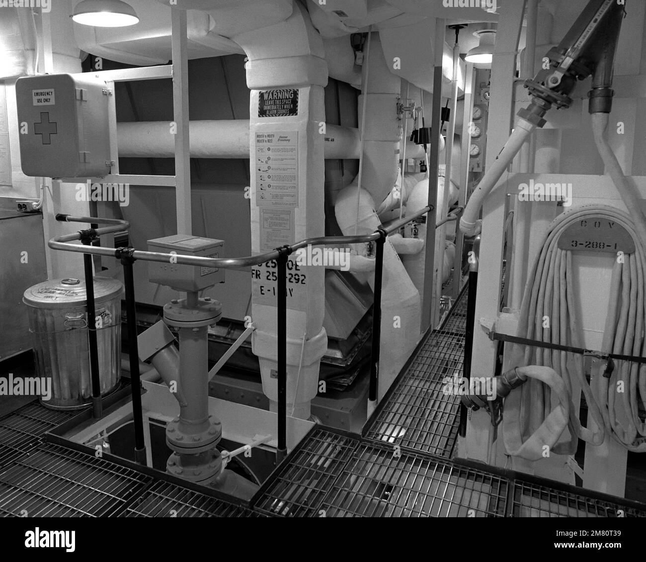 La salle des machines auxiliaires de niveau supérieur à bord de la frégate de missile guidé USS KLAKRING (FFG-42). La construction du navire est terminée. Base: Bath État: Maine (ME) pays: Etats-Unis d'Amérique (USA) Banque D'Images