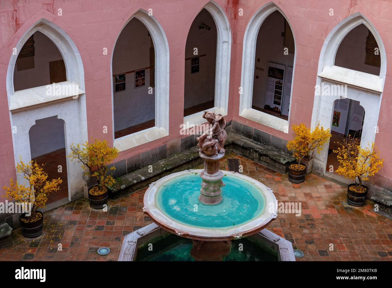 musée du château du palais de visegrad avec fontaine et arches Banque D'Images