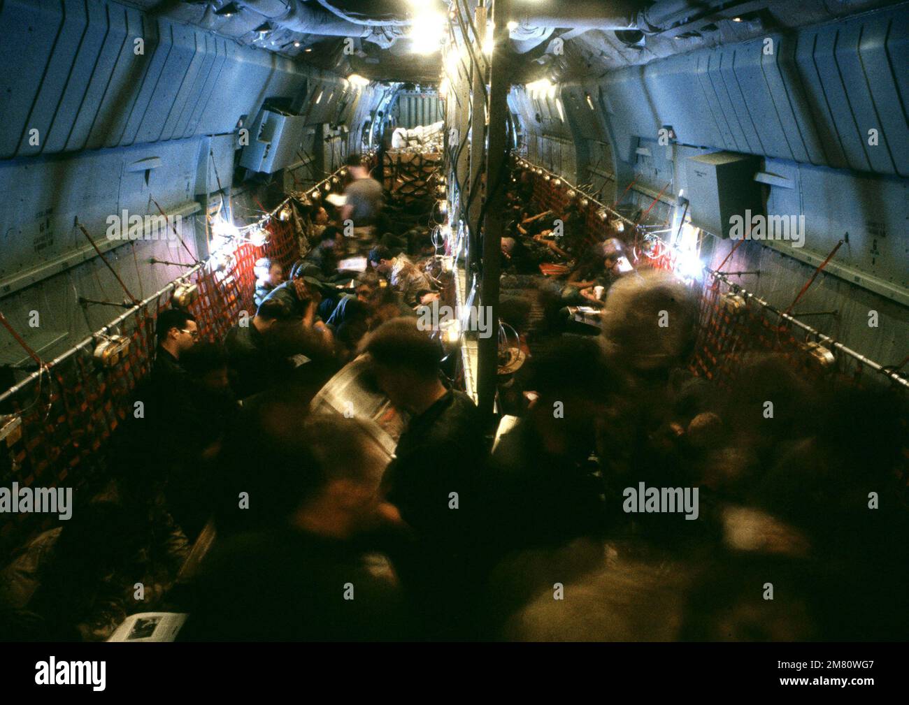 Vue intérieure d'un avion C-5A Galaxy pendant le transport des troupes à Cario, en Égypte, où elles participeront à l'exercice Bright Star '83. Pays : inconnu Banque D'Images