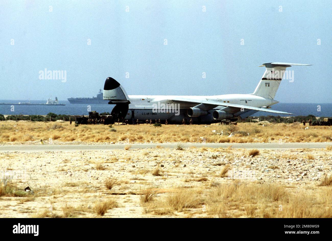 Un avion C-5A Galaxy a de l'équipement hors-chargé pendant l'exercice Bright Star '83. Base: Aéroport de Somalie pays: Somalie (SOM) Banque D'Images