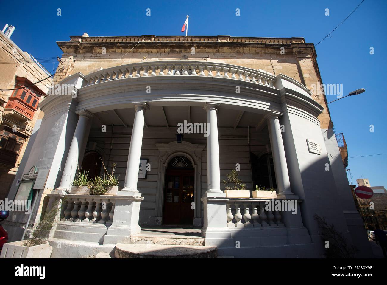 Sliema, Malte. 7 octobre 2022. Poste de police local de la vieille ville par une journée ensoleillée Banque D'Images