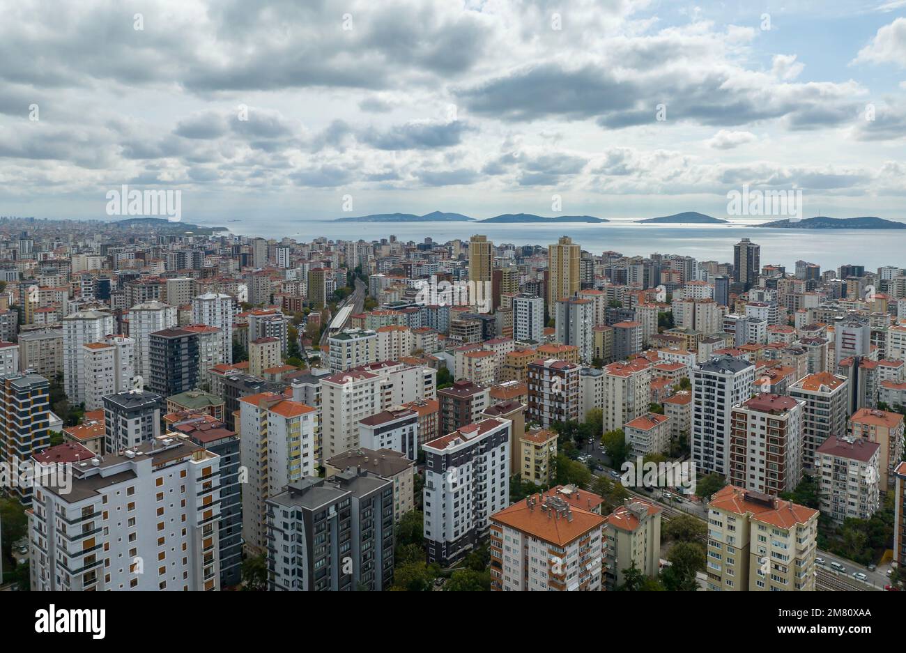 Vue aérienne d'Erenköy dans le district de Kadıköy dans la province d'Istanbul et des îles dans la mer de ​​​​Marmara Banque D'Images