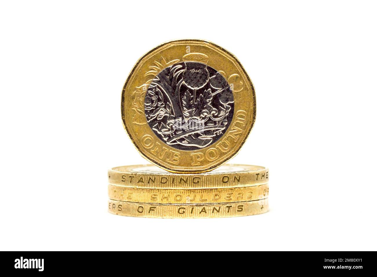 Gros plan d'une pièce de £1 livres au-dessus de pièces de £2 livres affichant la devise de la Banque d'Angleterre, « danser sur les épaules de Giants ». Banque D'Images