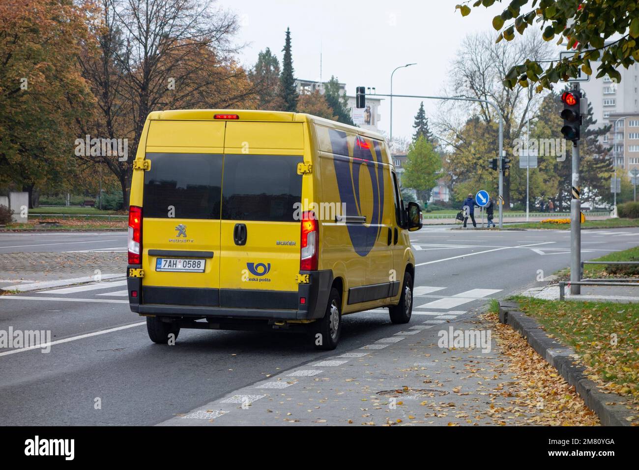 HAVIROV, RÉPUBLIQUE TCHÈQUE - 14 OCTOBRE 2022 : jaune Peugeot Boxer van de Ceska posta (poste tchèque) dans les rues de Havirov livrant des colis Banque D'Images