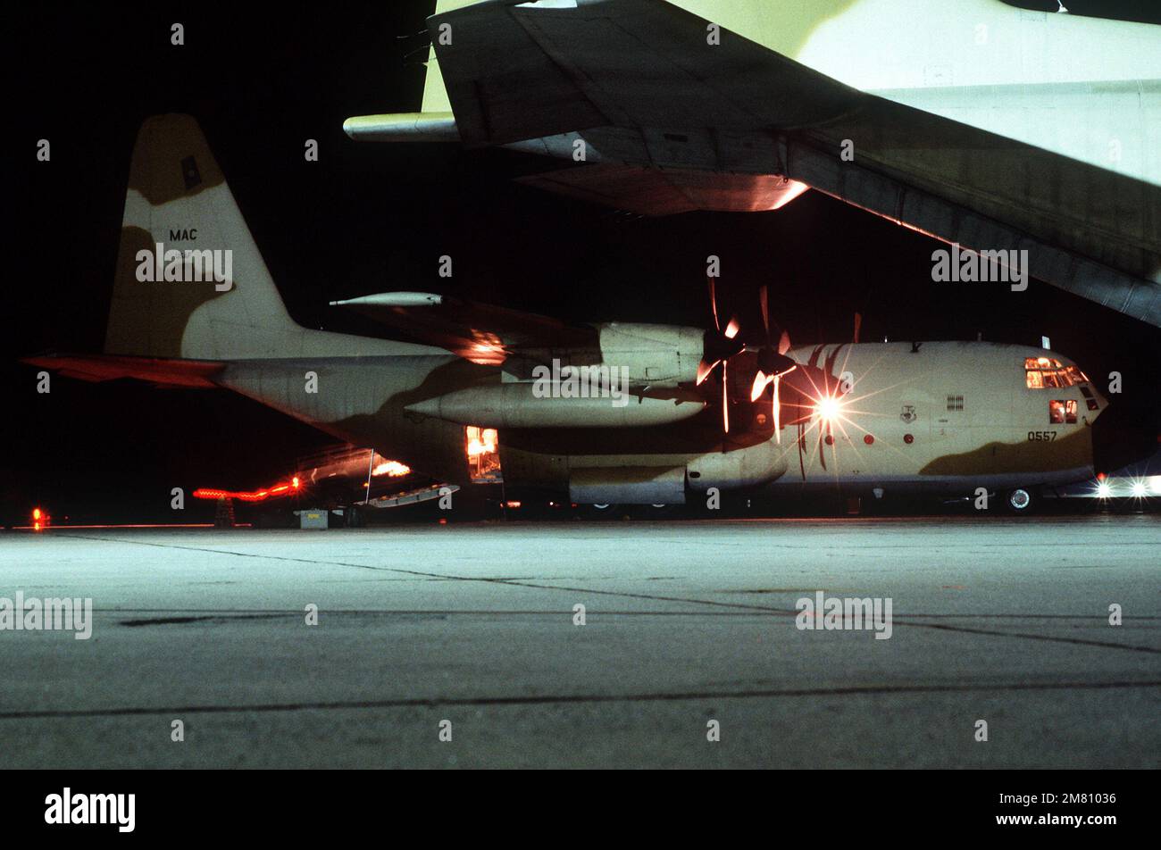 Un véhicule est conduit dans la soute de fret d'un avion C-130 Hercules pendant le chargement de nuit par l'escadron aérien mobile du port 2nd. L'aéronef est en préparation pour une mission au cours de l'exercice de préparation opérationnelle de l'escadre du transport aérien tactique de 314th, Purple Penny. Objet opération/série : PURPLE PENNY base : Travis Field, Savannah État : Géorgie (GA) pays : États-Unis d'Amérique (USA) Banque D'Images