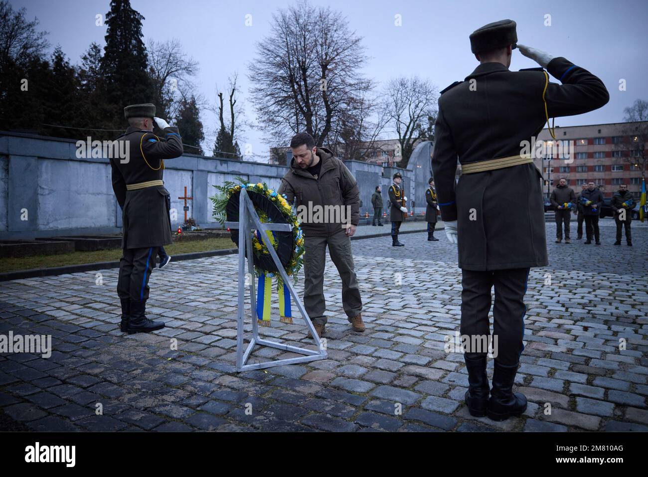 Lviv, Ukraine. 11th janvier 2023. Le président ukrainien Volodymyr Zelensky rend hommage aux soldats ukrainiens morts pendant la guerre russo-ukrainienne dans le cimetière de Lychakivsky à Lviv, en Ukraine, mercredi, à 11 janvier 2023. Photo du Bureau de presse du Président ukrainien/UPI. Crédit : UPI/Alay Live News Banque D'Images