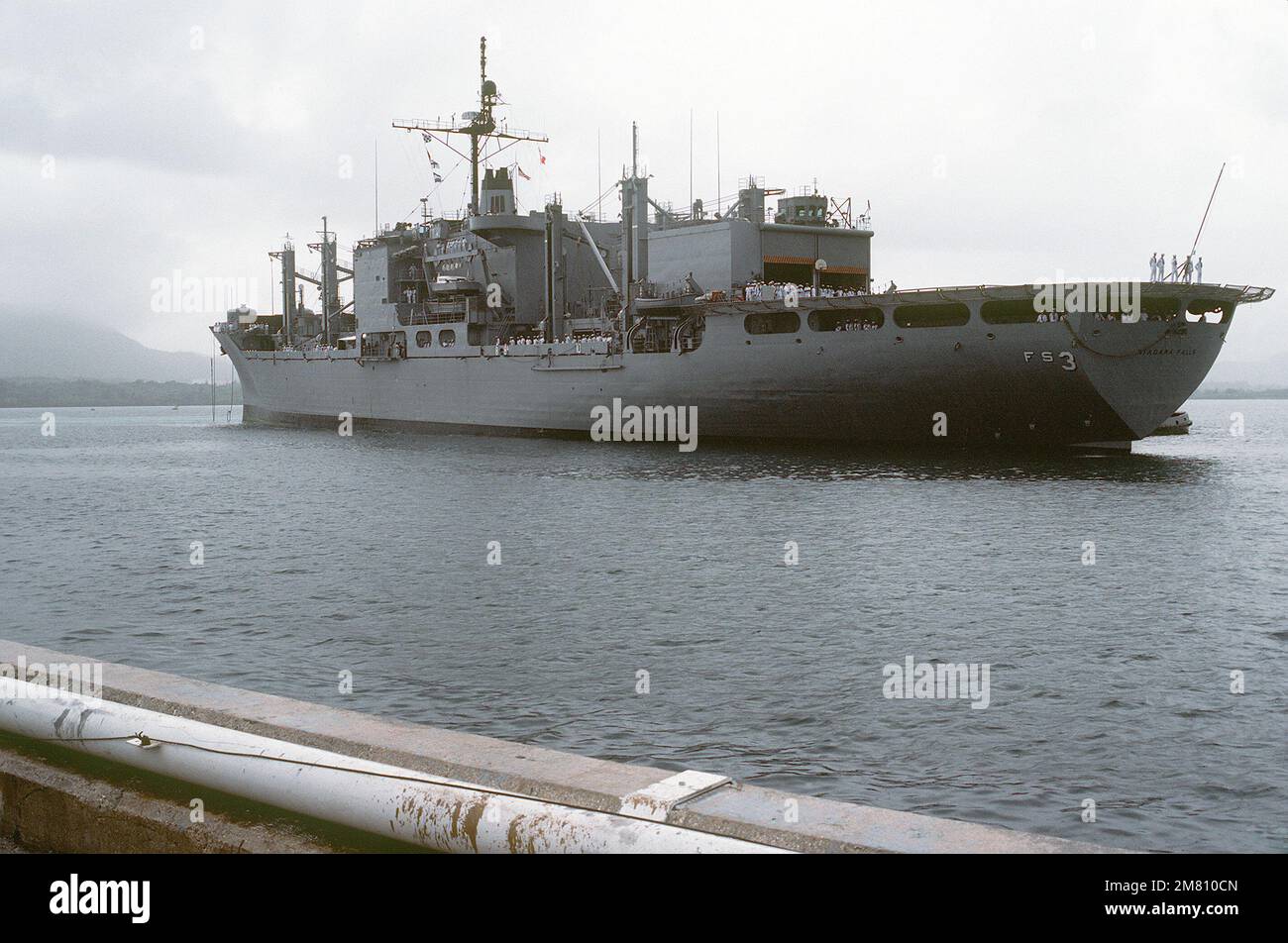 Vue du quartier portuaire des magasins de combat navire USS NIAGARA FALLS (AFS 3) arrivant à la station navale de Guam. Base: APRA Harbour État: Guam (GU) pays: Îles Mariannes du Nord (MNP) Banque D'Images