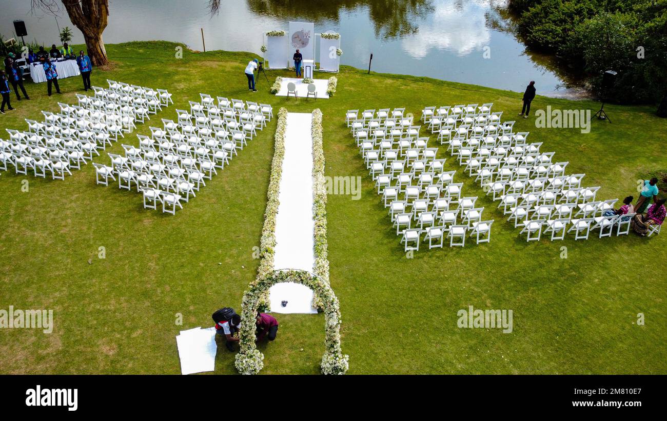 Kenyan images de mariage photos mise en place Rigs Accessoires Détails nourriture robe de mariée robes couple mariée anneaux chaussures à l'extérieur à l'intérieur sauvage bushepic Banque D'Images