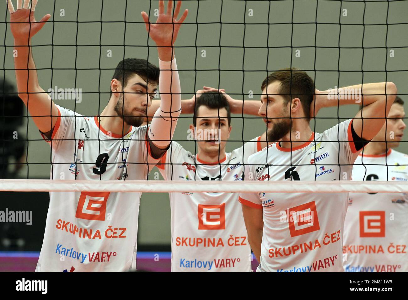 Karlovy Vary, République tchèque. 11th janvier 2023. L-R Kewin Sasak, Jakub Ihnat, Adam Zajicek, Martti Juhkami of Vary fêtent lors de la ligue des champions hommes de volley-ball, 5th tour, groupe D, match VK Karlovarsko - Grupa Azoty Kedzierzyn - Kozle, à Karlovy Vary, République Tchèque, sur 11 janvier 2023. Crédit: Slavomir Kubes/CTK photo/Alamy Live News Banque D'Images