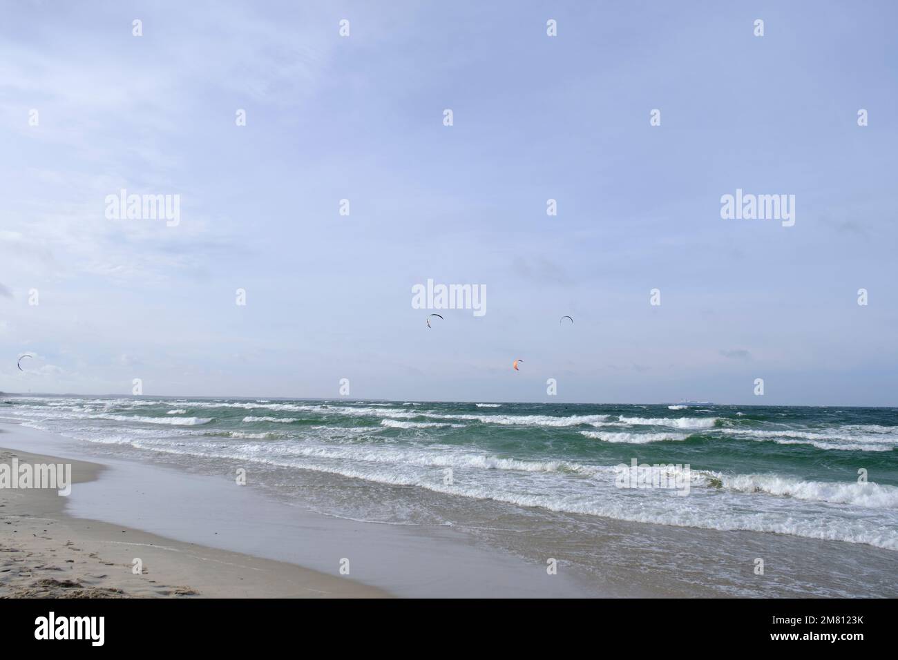 Vagues sur une plage de sable de la mer Baltique Banque D'Images