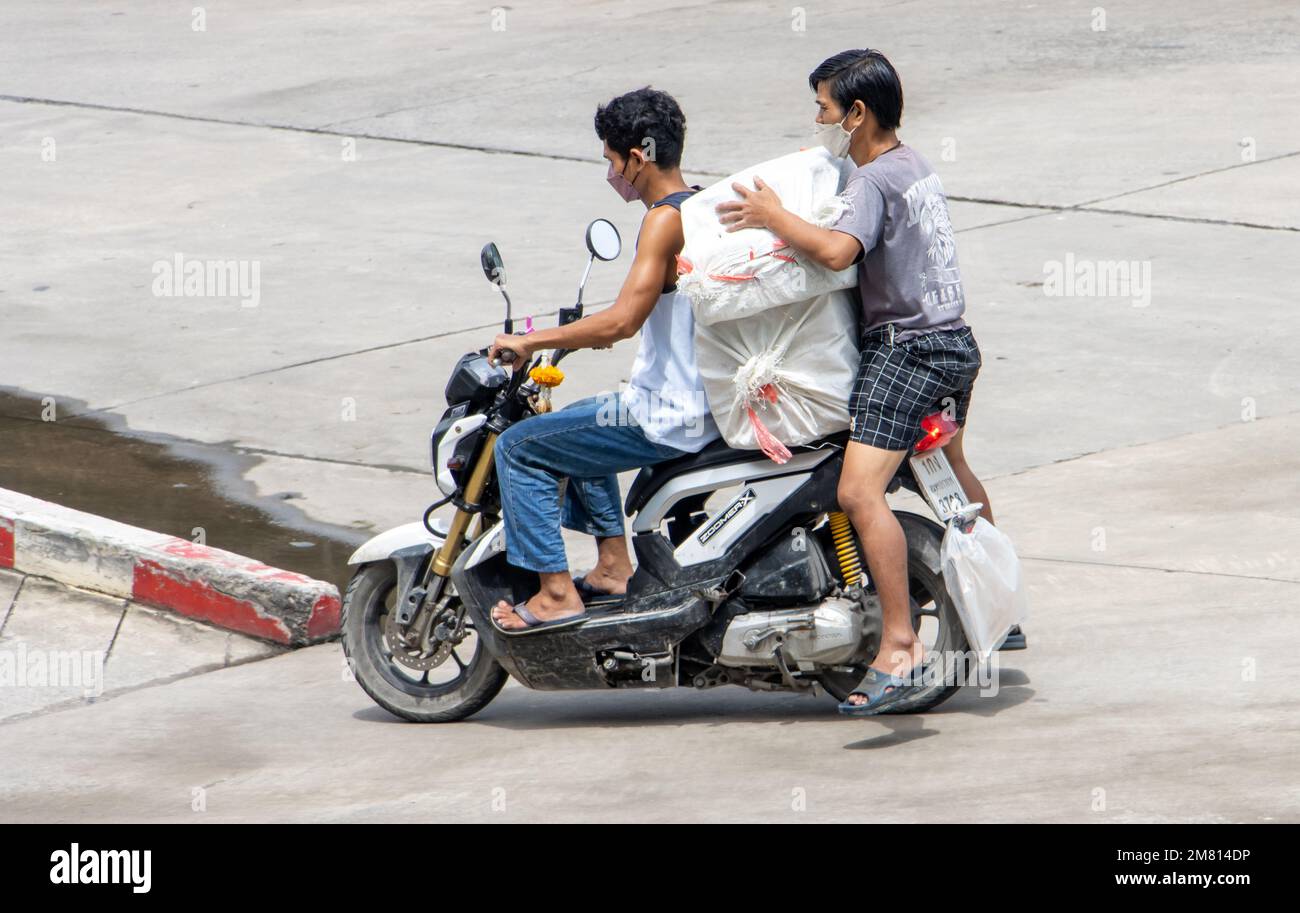 SAMUT PRAKAN, THAÏLANDE, OCT 10 2022, deux hommes transportent une grande charge sur une moto Banque D'Images