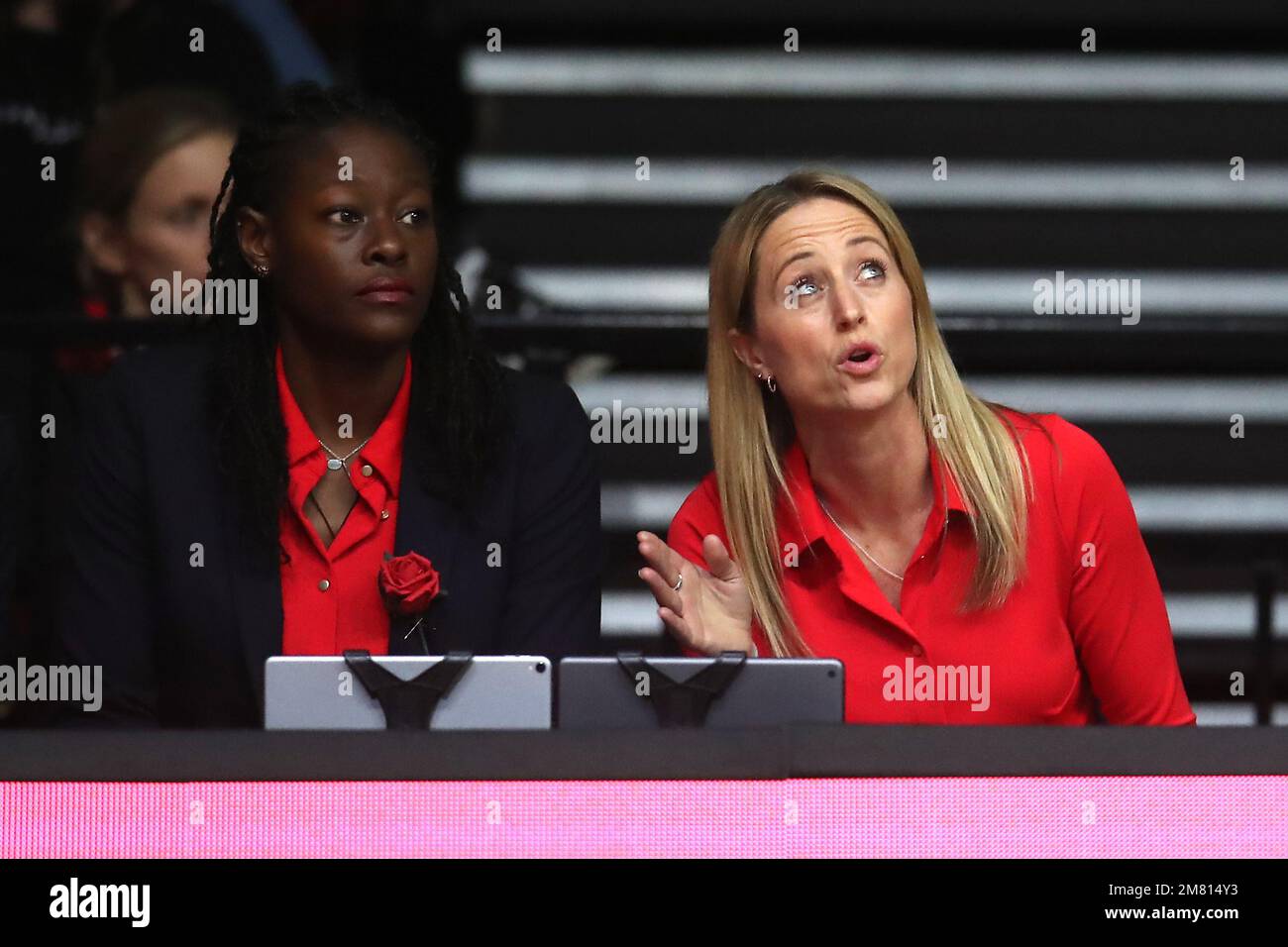 Jess Thirlby, entraîneur-chef d'Angleterre (à droite) et Sonia Mkolooma ...