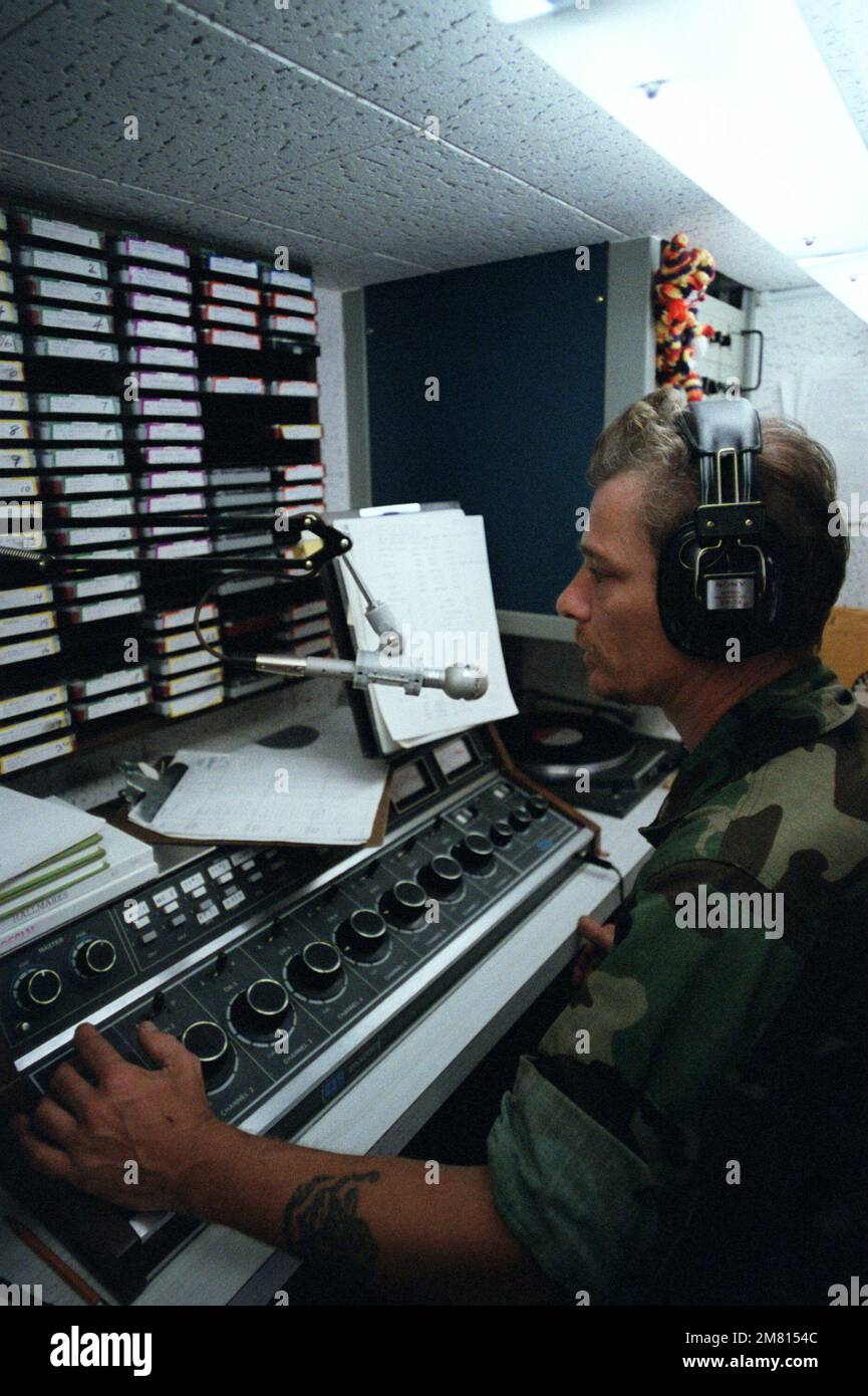 Classe journaliste 1st (JO1) Ron Starky de Mobile Det. 5, Navy Broadcast System, travaille à l'intérieur de la station de radio des forces armées pendant l'opération Ahuas Tara II (Big Pine). Sujet opération/série: AHUAS TARA IIBIG PIN base: Comayagua pays: Honduras (HND) Banque D'Images