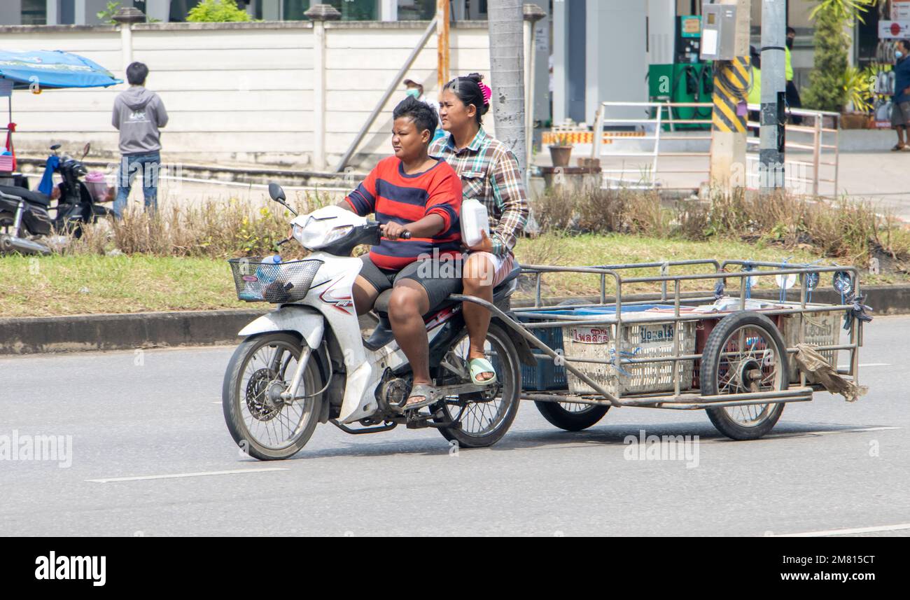 RATCHABURI, THAÏLANDE, NOVEMBRE 16 2022, Un couple fait une moto avec un chariot attaché Banque D'Images