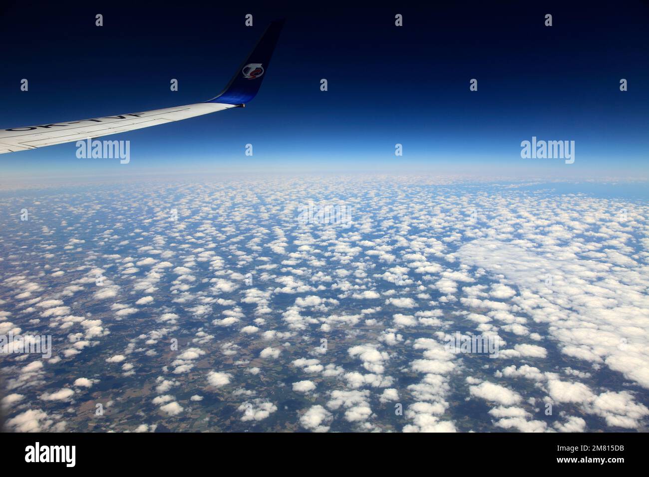 Vue depuis la fenêtre d'avion du logo et de l'aile de TS Airlines Banque D'Images