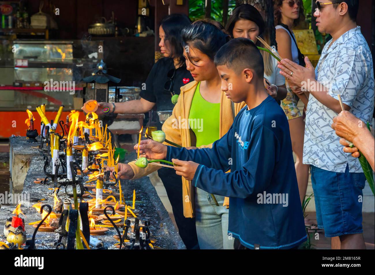 Les touristes ont vu brûler de l'encens pendant la visite au temple de Wat Phra Singha. La Thaïlande devrait accueillir au moins 300 000 touristes chinois au cours du premier trimestre de 2023, après que la Chine ait assoupli les restrictions de voyage sur le Covid-19. (Photo de Pongmanat Tasiri / SOPA Images/Sipa USA) Banque D'Images