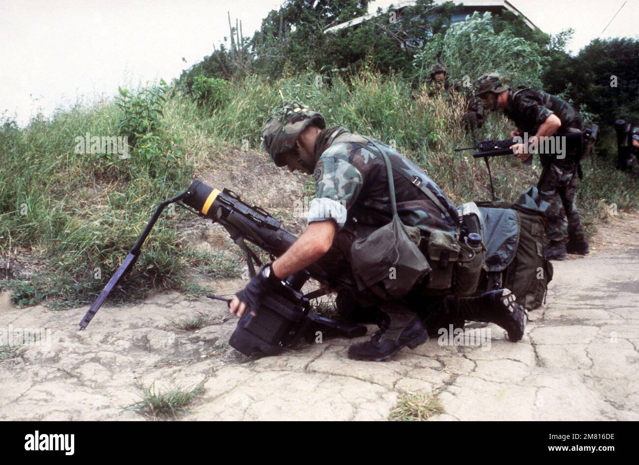 Un membre de la Division aéroportée 82nd se prépare à fixer l'ensemble suiveur au tube de lancement d'une arme antichar Dragon M47 pendant l'opération URGENCE FURIE. Le soldat de droite a un lance-grenade de M203 40 mm fixé à son fusil M16A1. Objet opération/série: FUREUR D'URGENCE pays: Grenade (GRD) Banque D'Images Un membre de la Division aéroportée 82nd se prépare à fixer l'ensemble suiveur au tube de lancement d'une arme antichar Dragon M47 pendant l'opération URGENCE FURIE. Le soldat de droite a un lance-grenade de M203 40 mm fixé à son fusil M16A1. Objet opération/série: FUREUR D'URGENCE pays: Grenade (GRD) Banque D'Images