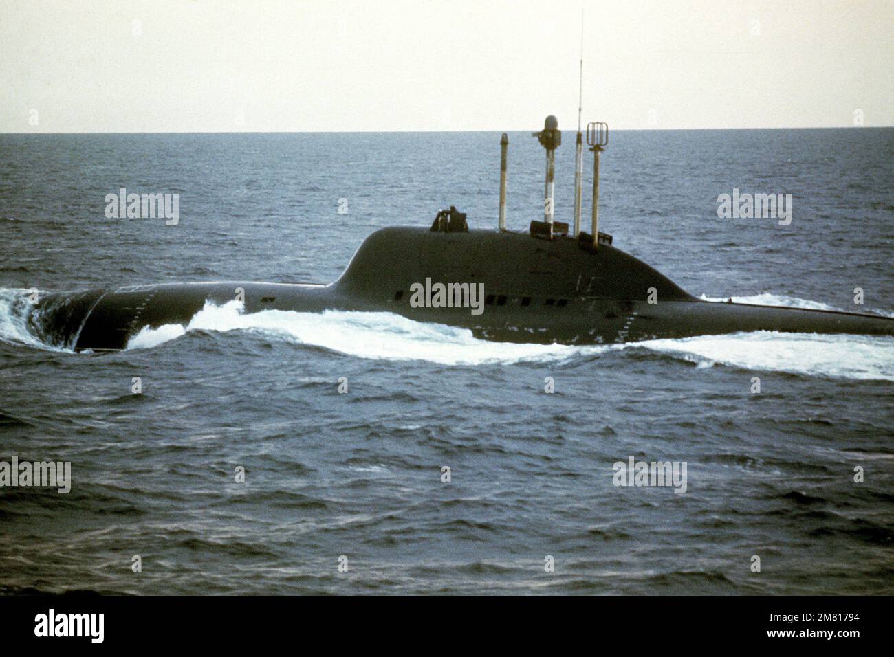 Vue portuaire d'un sous-marin de missiles balistiques (SSN) de la flotte nucléaire soviétique de la classe Alfa en cours. Pays: Océan Atlantique (AOC) Banque D'Images