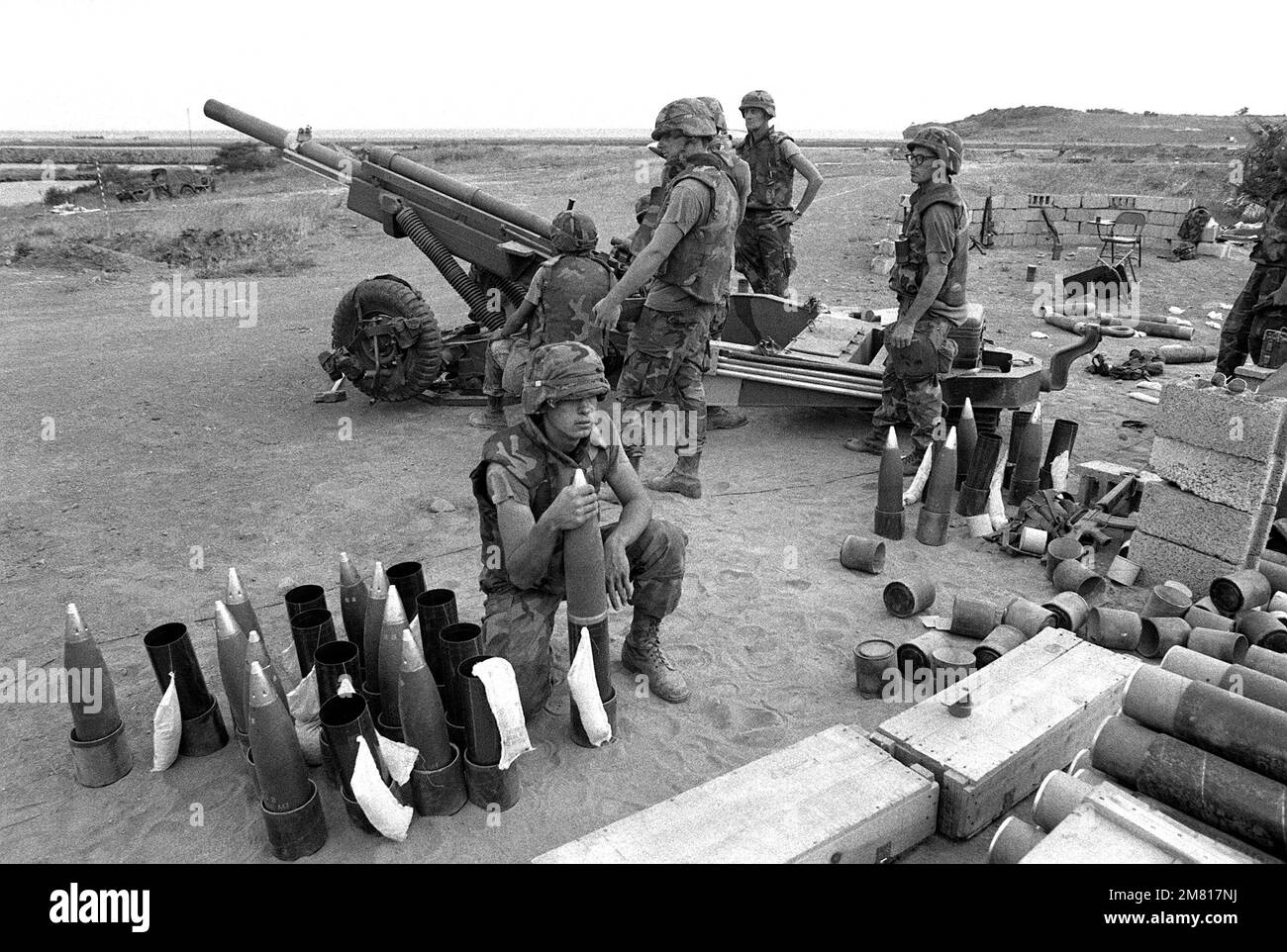 82nd les artillerymen de la division aéroportée se préparent à tirer un obusier de M102 105 mm tout en fournissant un soutien d'artillerie à l'opération MULTINATIONALE multiservice DE FURIE URGENTE. Objet opération/série: FUREUR D'URGENCE pays: Grenade (GRD) Banque D'Images