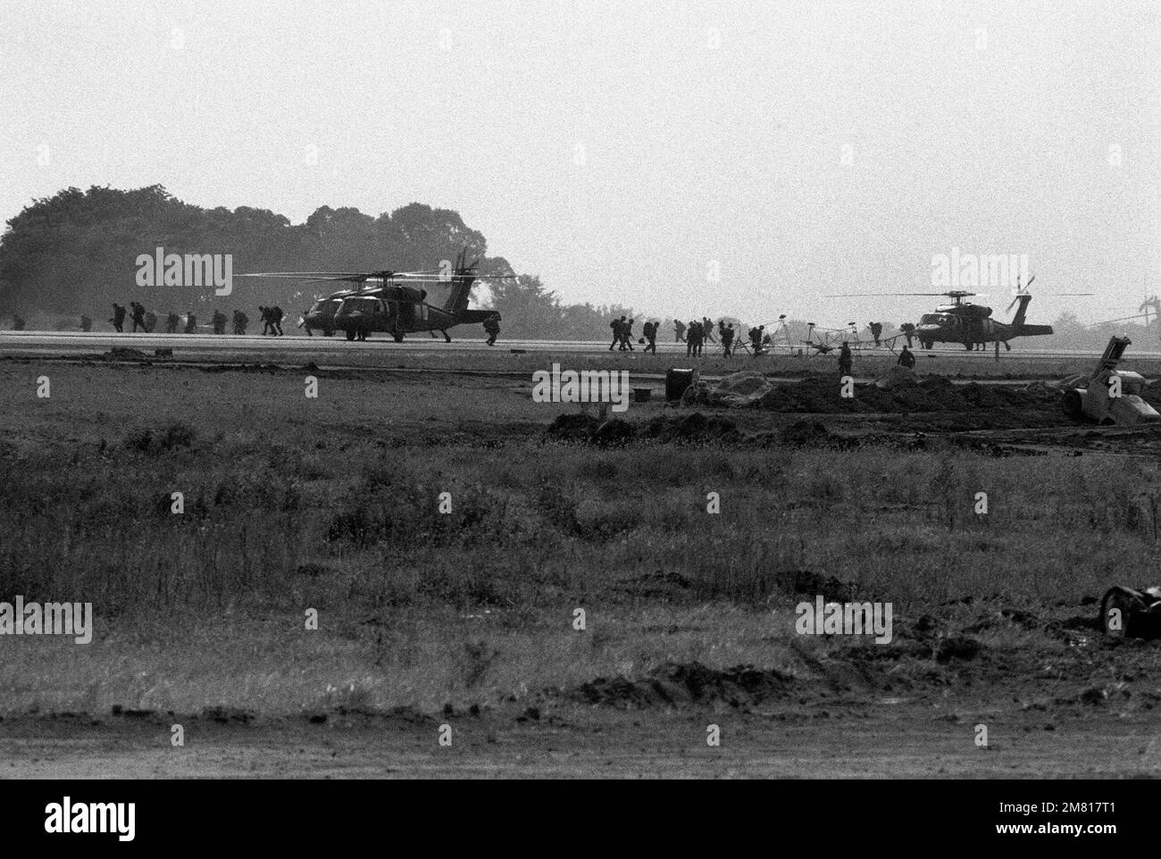 LES soldats AMÉRICAINS arrivent à l'aérodrome de point Salines à bord d'hélicoptères de l'armée américaine UH-60 Black Hawk lors de l'opération MULTINATIONALE multiservice URGENT FURY. Objet opération/série: FUREUR D'URGENCE pays: Grenade (GRD) Banque D'Images