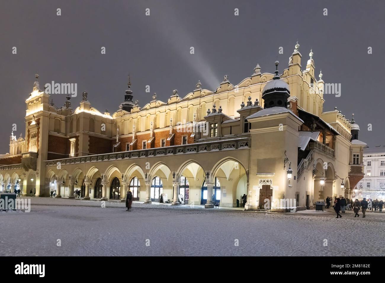 Cracovie Cloth Hall éclairée la nuit ; place du marché principal de Cracovie, site classé au patrimoine mondial de l'UNESCO, vieille ville de Cracovie, Cracovie Pologne Banque D'Images