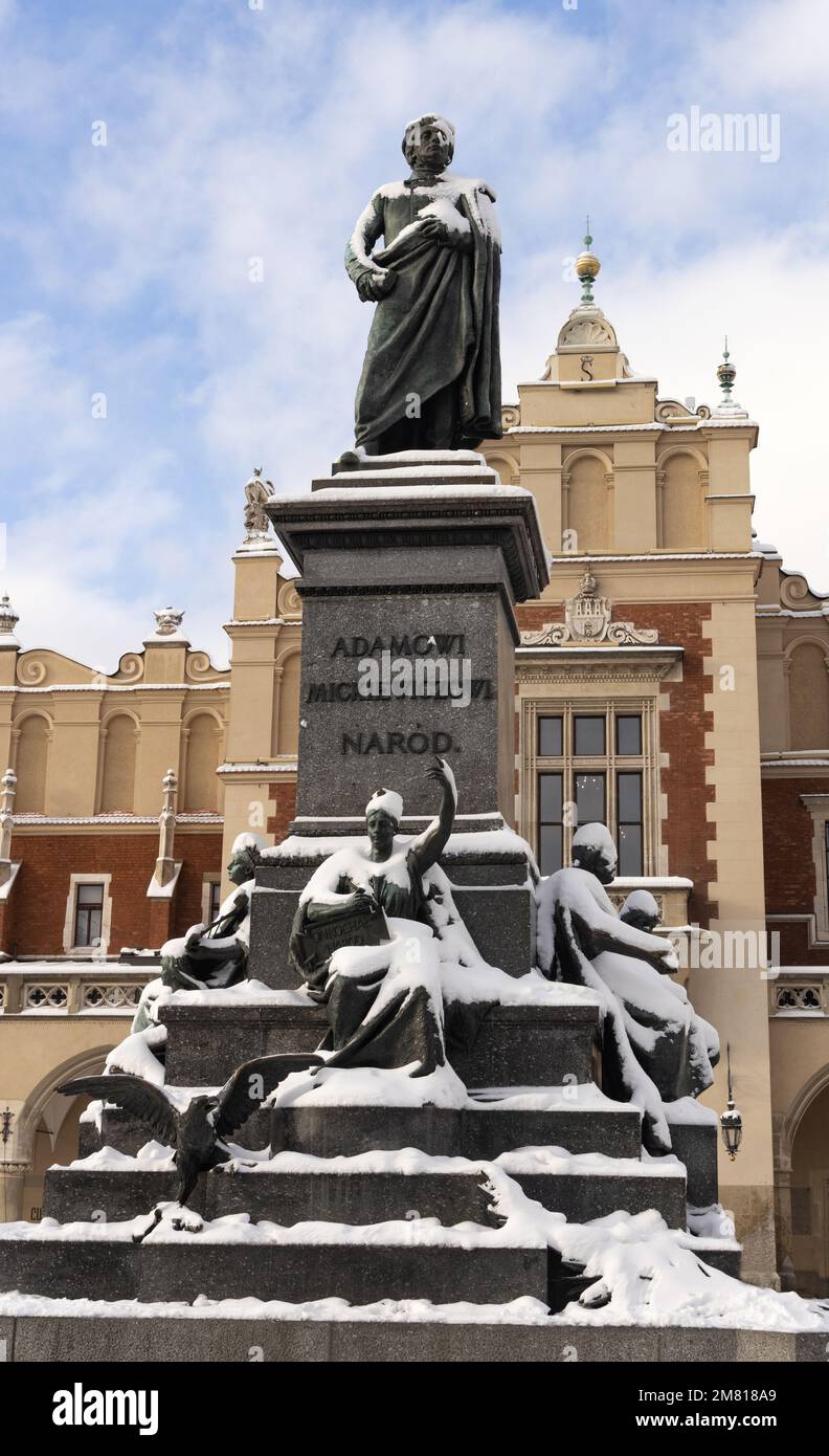 Adam Mickiewicz Monument ou Statue d'un poète polonais, couvert de neige en hiver, main Market Square Cracovie Pologne Banque D'Images