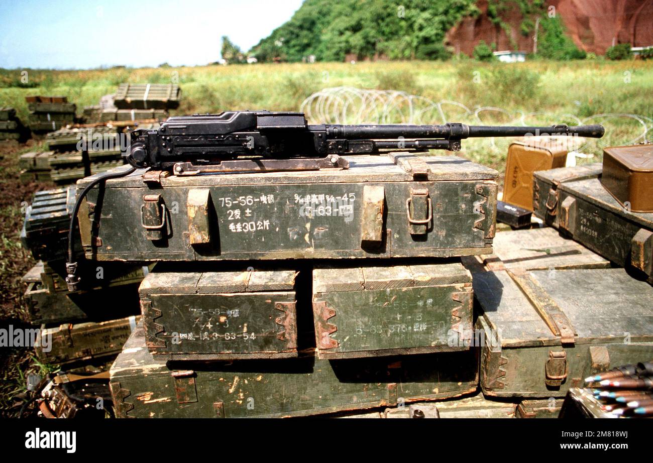 Une mitrailleuse PKT de 7,62 mm de fabrication soviétique et des boîtes de munitions saisies au cours de l'opération multinationale multiservice URGENT FURY. Objet opération/série: FUREUR D'URGENCE pays: Grenade (GRD) Banque D'Images