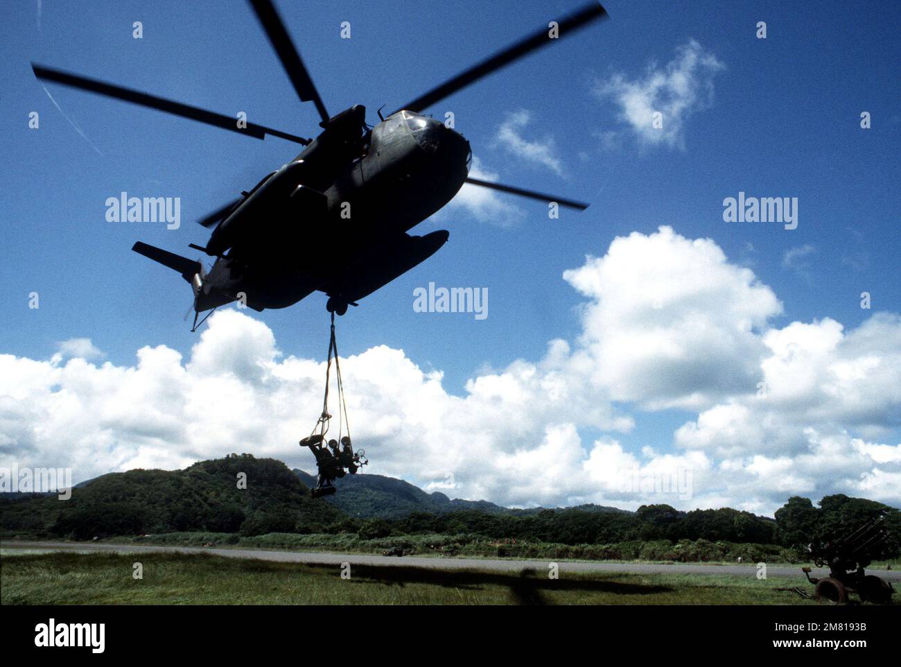 Un hélicoptère CH-53 Sea Stallion soulève une mitrailleuse M-53 cubaine (de fabrication tchécoslovaque) de 12,7 mm, saisie à l'aérodrome de point Salines. Le canon est retiré de l'aérodrome pendant l'opération multinationale MULTISERVICE DE FURIE URGENTE. Objet opération/série: FUREUR D'URGENCE pays: Grenade (GRD) Banque D'Images